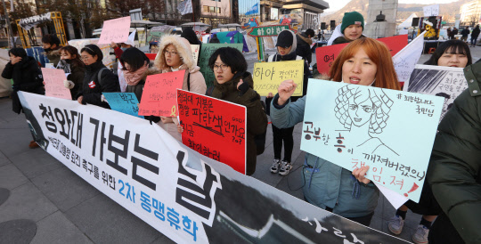 24일 광화문 광장에서 '박근혜 대통령 퇴진 촉구, 2차 동맹휴학 제안' 기자회견이 열리고 있다. 참가자들이 회견 후 청와대로 행진했다.